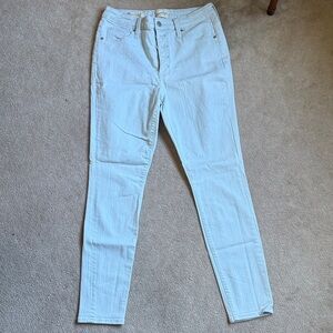 Universal Thread Women's Light Wash Skinny Jeans